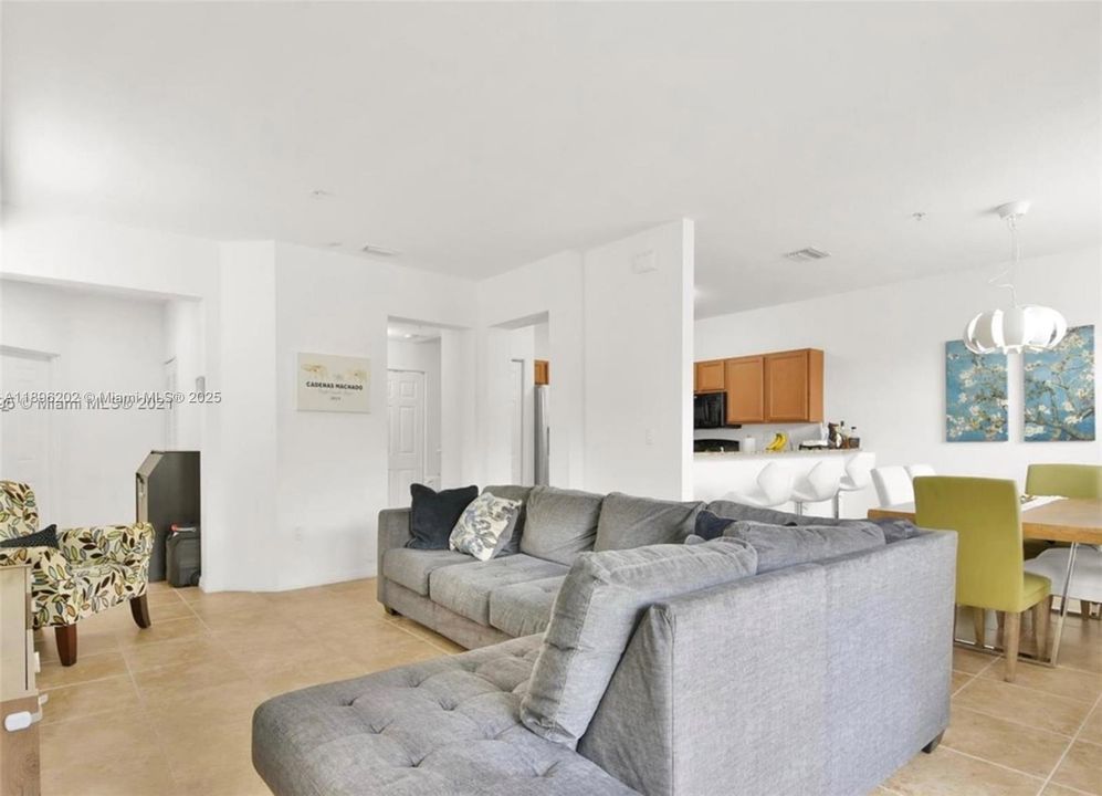 Recently Rented: $2,600 (3 beds, 2 baths, 1256 Square Feet)