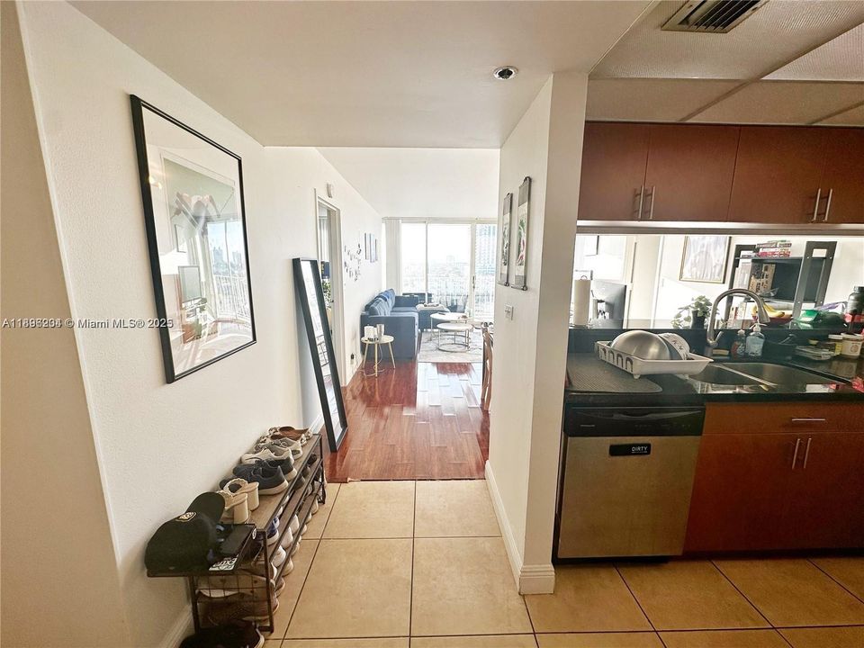 Recientemente alquilado: $2,700 (2 camas, 2 baños, 1030 Pies cuadrados)