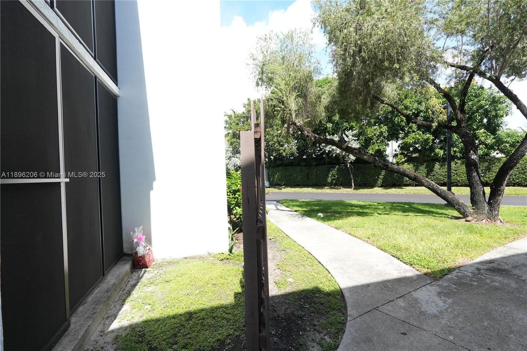 Active With Contract: $165,000 (2 beds, 2 baths, 890 Square Feet)