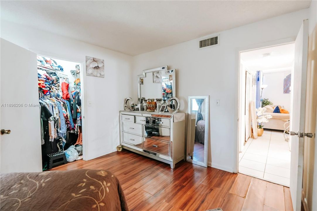 Active With Contract: $165,000 (2 beds, 2 baths, 890 Square Feet)