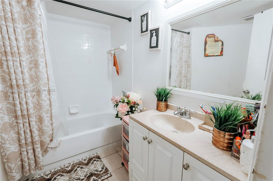 Active With Contract: $165,000 (2 beds, 2 baths, 890 Square Feet)