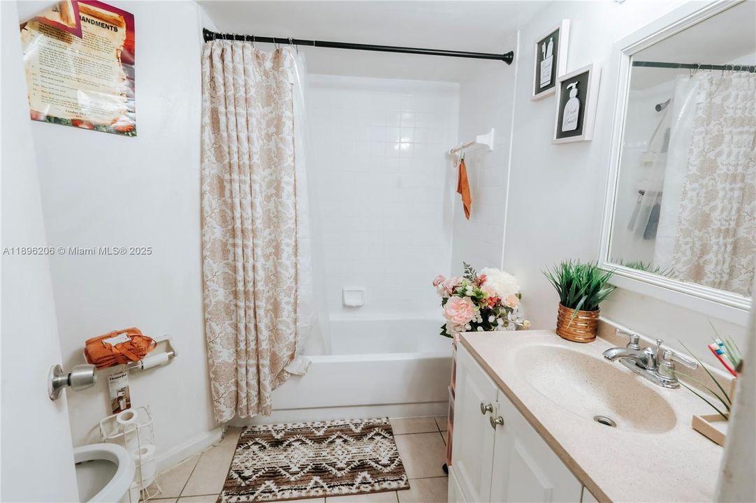 Active With Contract: $165,000 (2 beds, 2 baths, 890 Square Feet)