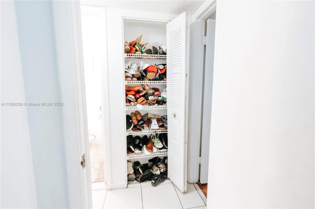 Active With Contract: $165,000 (2 beds, 2 baths, 890 Square Feet)