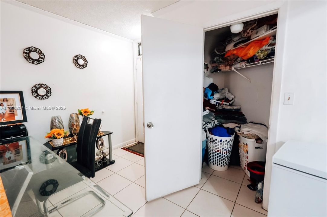 Active With Contract: $165,000 (2 beds, 2 baths, 890 Square Feet)