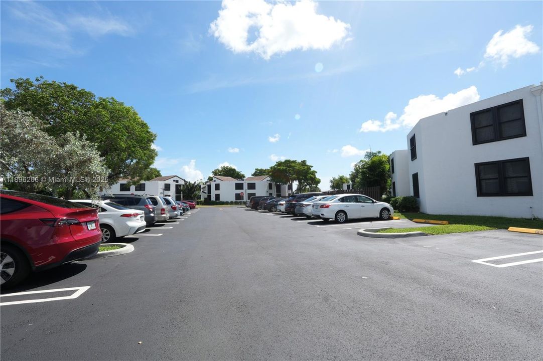 Active With Contract: $165,000 (2 beds, 2 baths, 890 Square Feet)