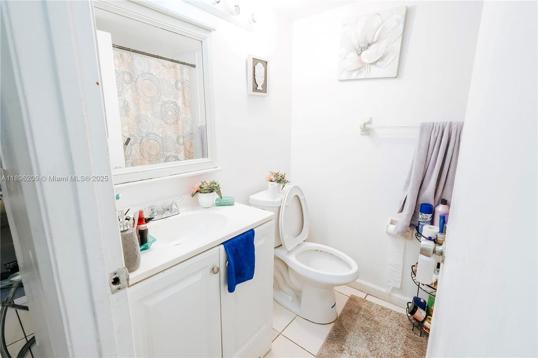 Active With Contract: $165,000 (2 beds, 2 baths, 890 Square Feet)