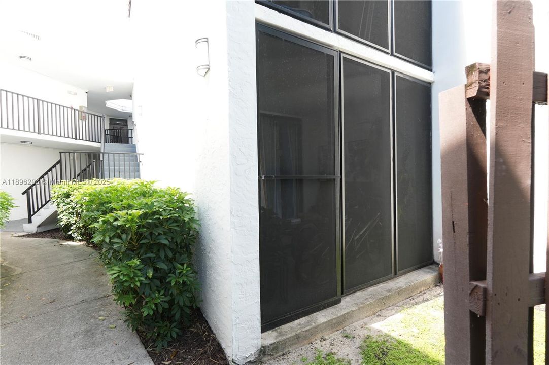 Active With Contract: $165,000 (2 beds, 2 baths, 890 Square Feet)