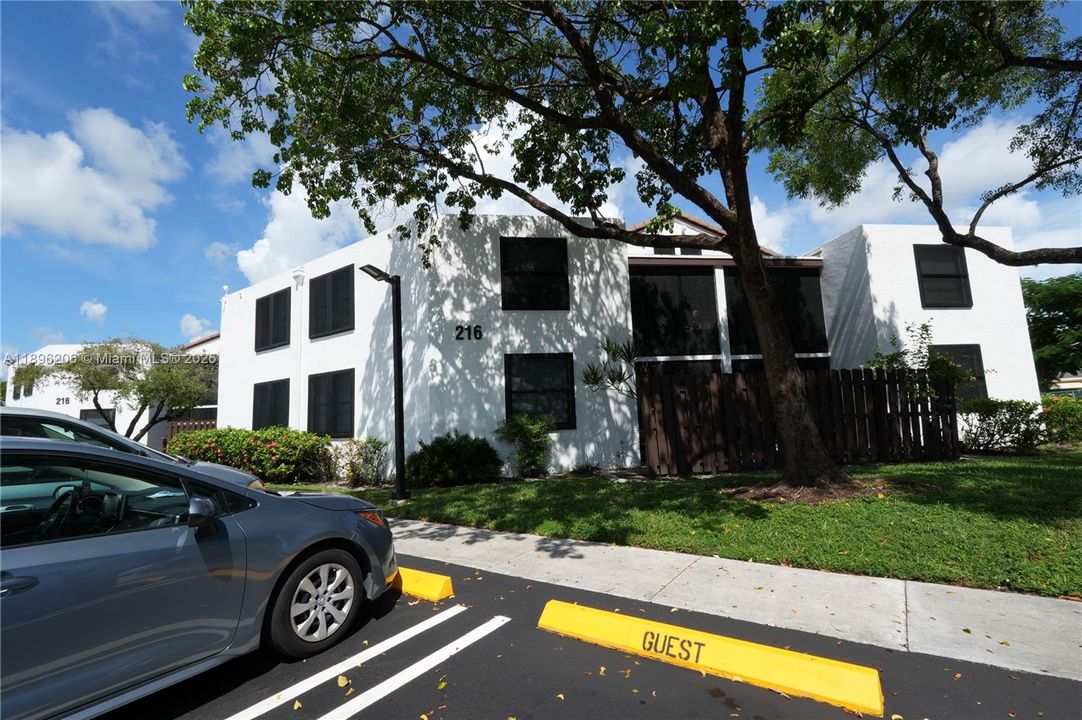 Active With Contract: $165,000 (2 beds, 2 baths, 890 Square Feet)