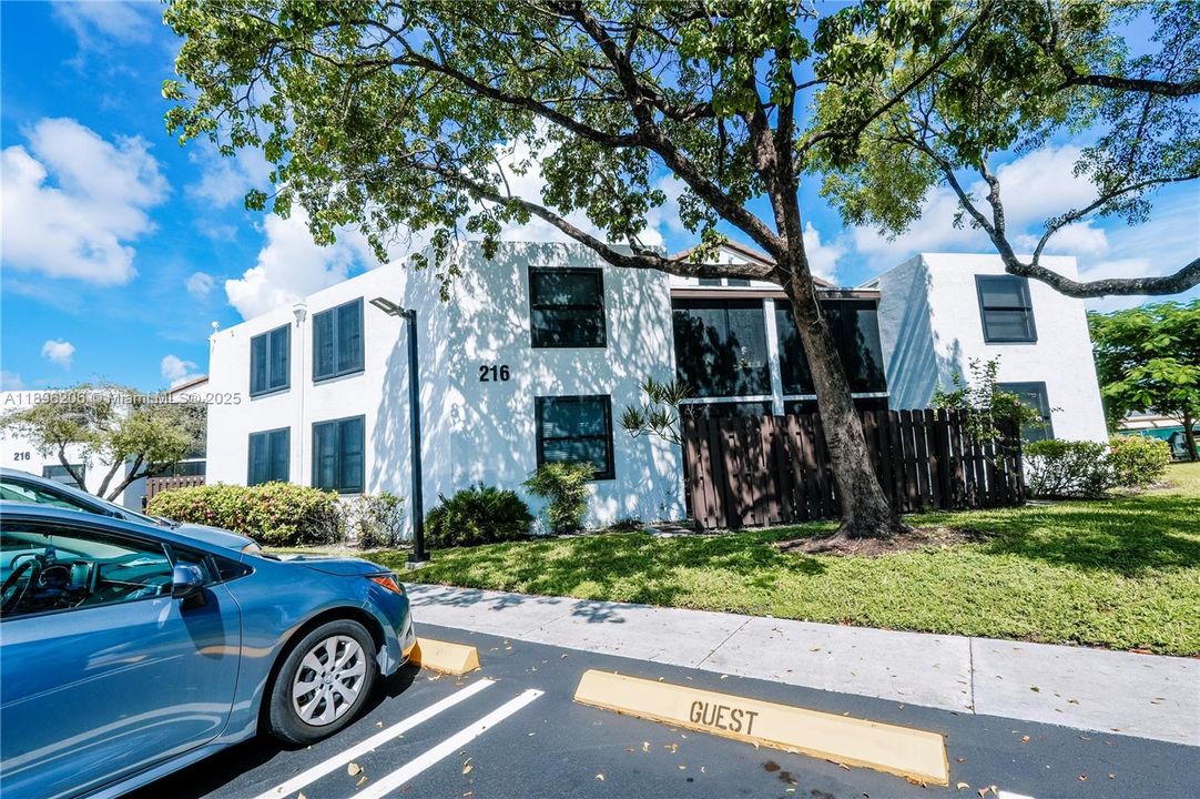 Active With Contract: $165,000 (2 beds, 2 baths, 890 Square Feet)