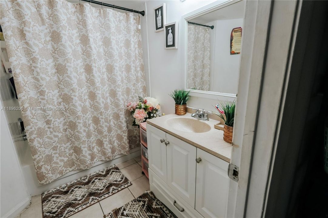 Active With Contract: $165,000 (2 beds, 2 baths, 890 Square Feet)