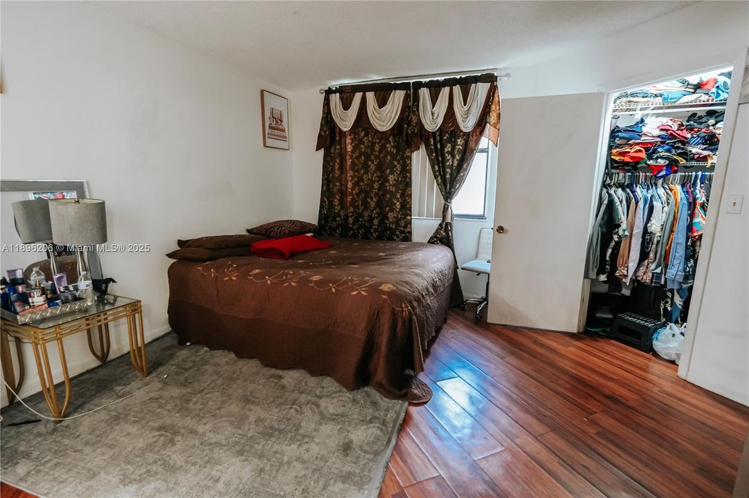 Active With Contract: $165,000 (2 beds, 2 baths, 890 Square Feet)