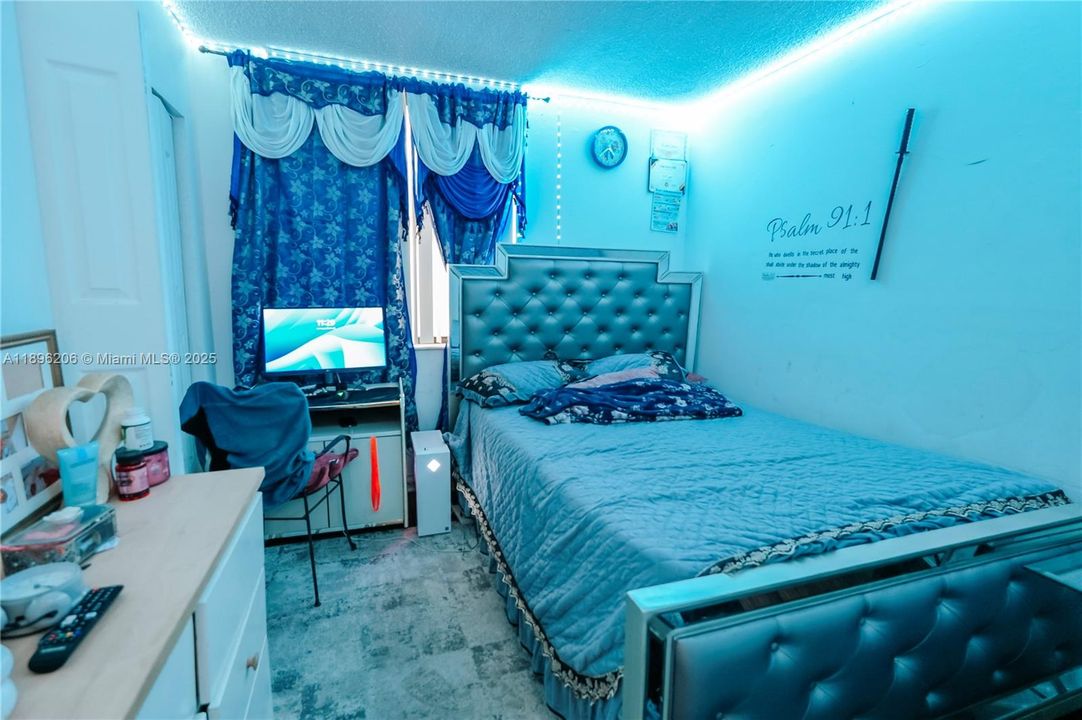 Active With Contract: $165,000 (2 beds, 2 baths, 890 Square Feet)