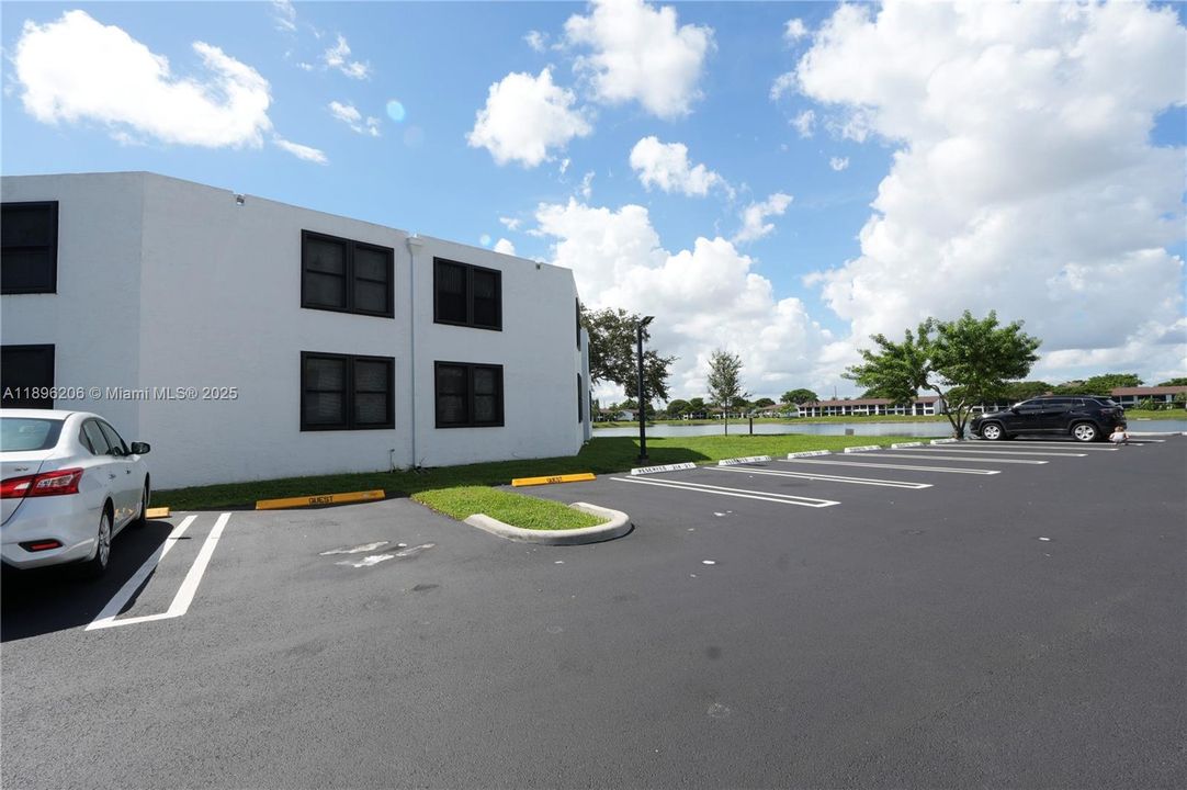 Active With Contract: $165,000 (2 beds, 2 baths, 890 Square Feet)