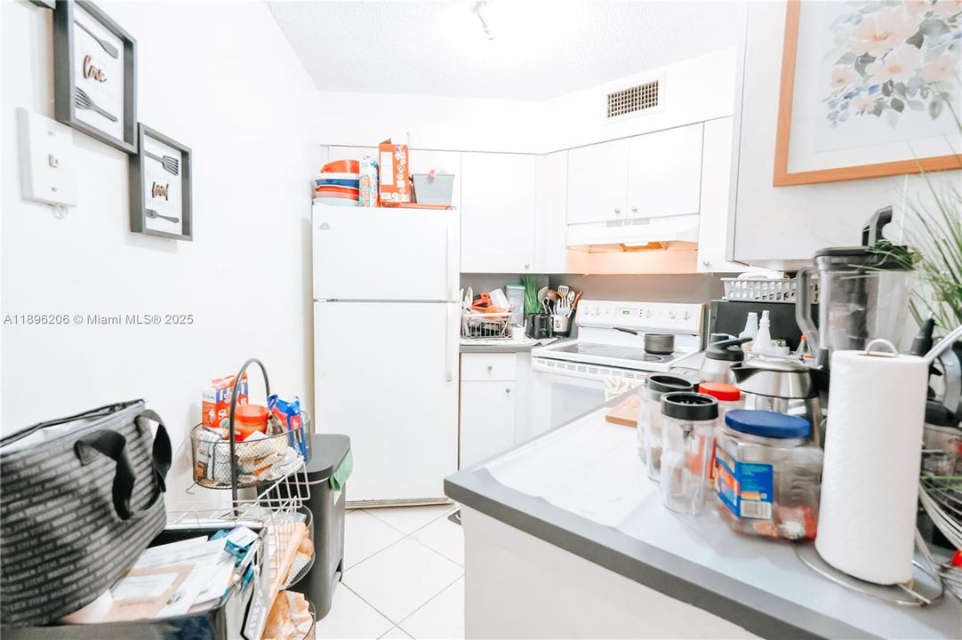 Active With Contract: $165,000 (2 beds, 2 baths, 890 Square Feet)