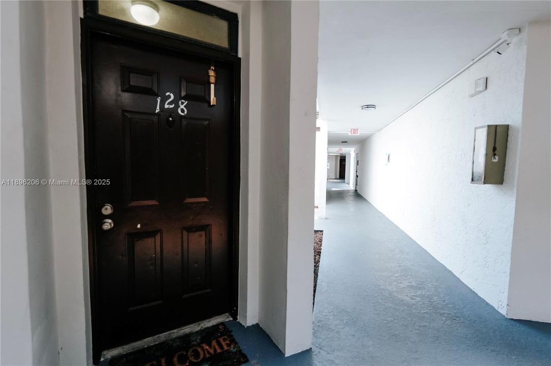 Active With Contract: $165,000 (2 beds, 2 baths, 890 Square Feet)