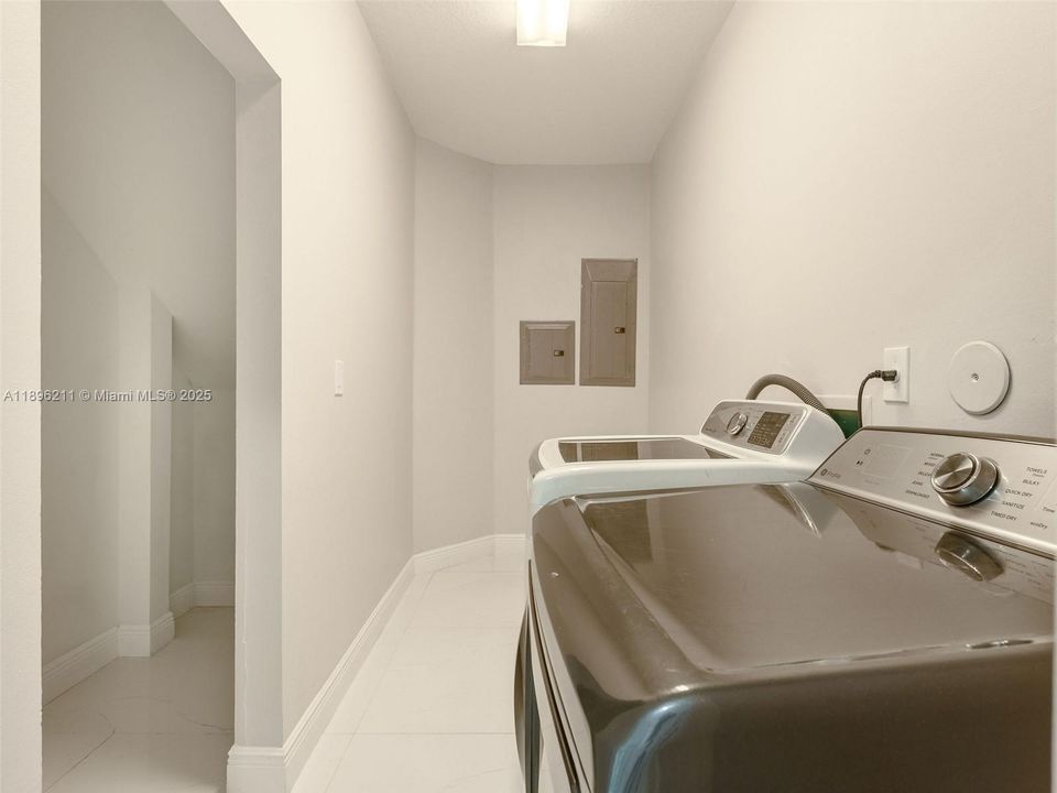 Recently Rented: $9,500 (5 beds, 4 baths, 3654 Square Feet)