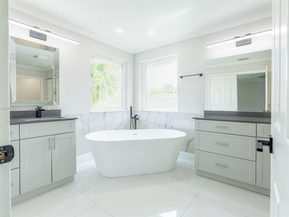 Recently Rented: $9,500 (5 beds, 4 baths, 3654 Square Feet)