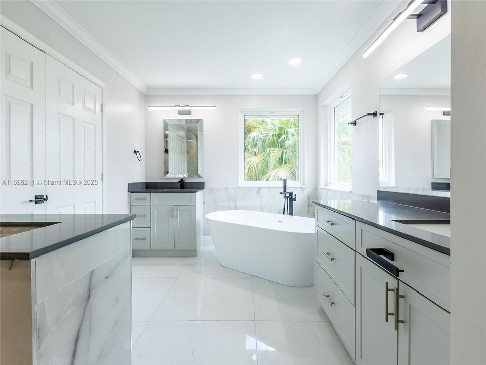 Recently Rented: $9,500 (5 beds, 4 baths, 3654 Square Feet)