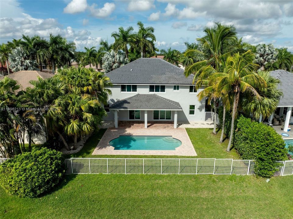 Recently Rented: $9,500 (5 beds, 4 baths, 3654 Square Feet)