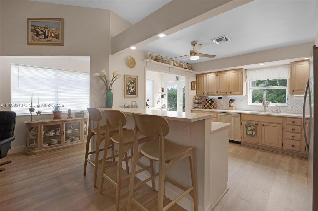 待售: $385,000 (2 贝兹, 2 浴室, 1171 平方英尺)