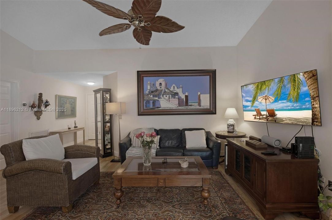 待售: $385,000 (2 贝兹, 2 浴室, 1171 平方英尺)