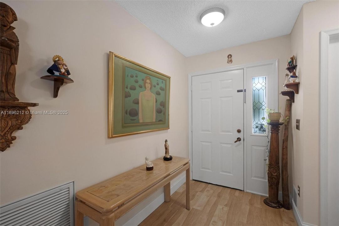 待售: $385,000 (2 贝兹, 2 浴室, 1171 平方英尺)