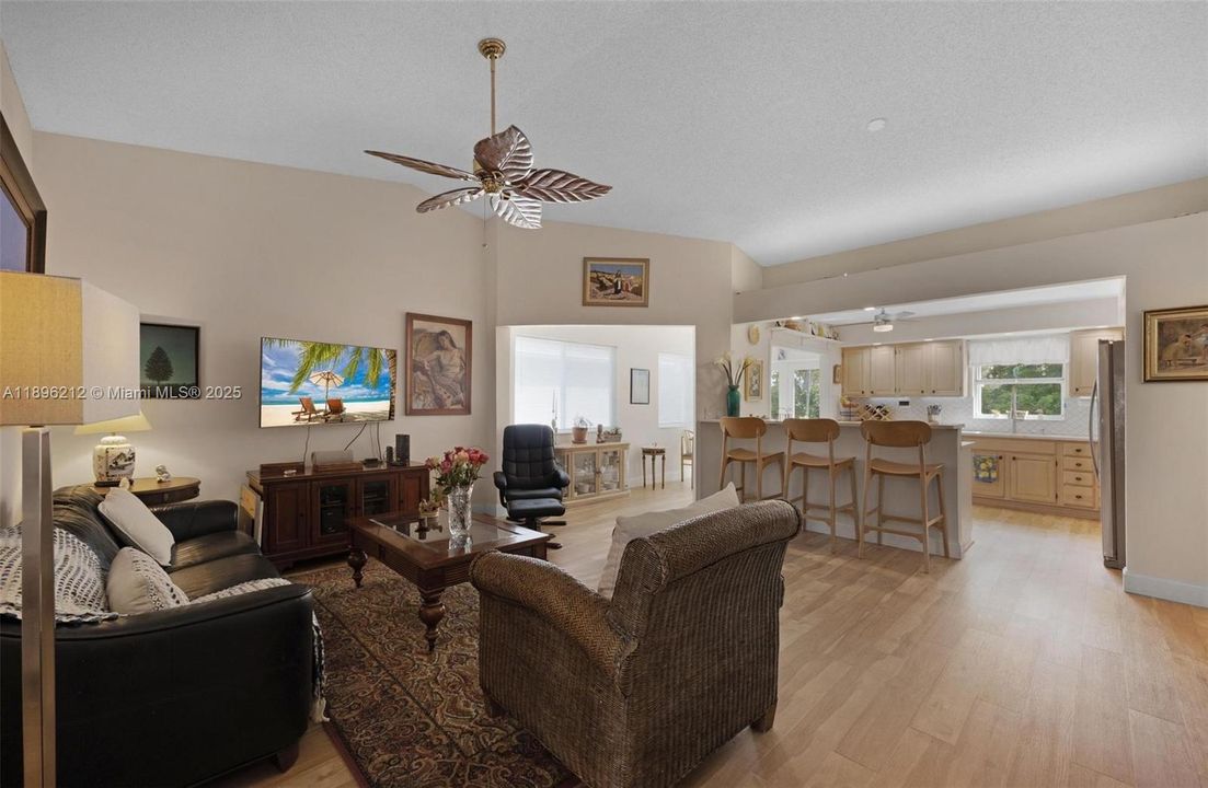 待售: $385,000 (2 贝兹, 2 浴室, 1171 平方英尺)