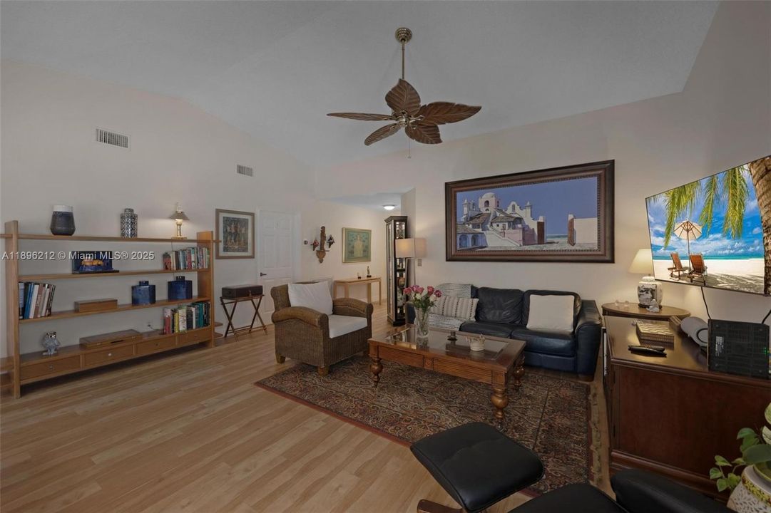 待售: $385,000 (2 贝兹, 2 浴室, 1171 平方英尺)