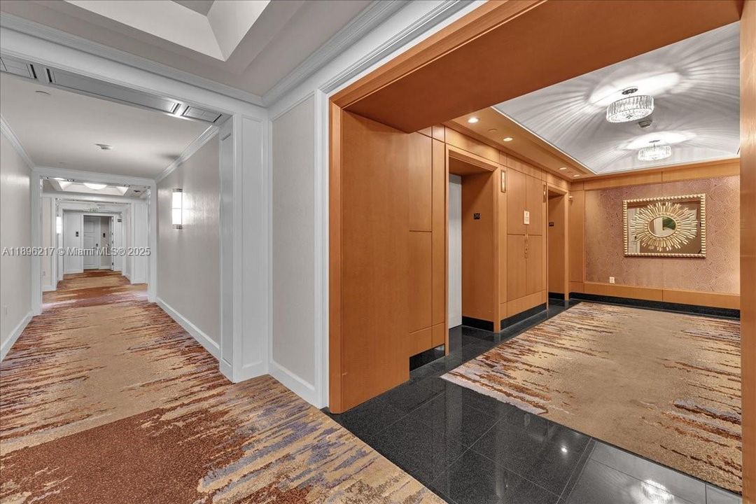 For Sale: $1,100,000 (1 beds, 1 baths, 983 Square Feet)