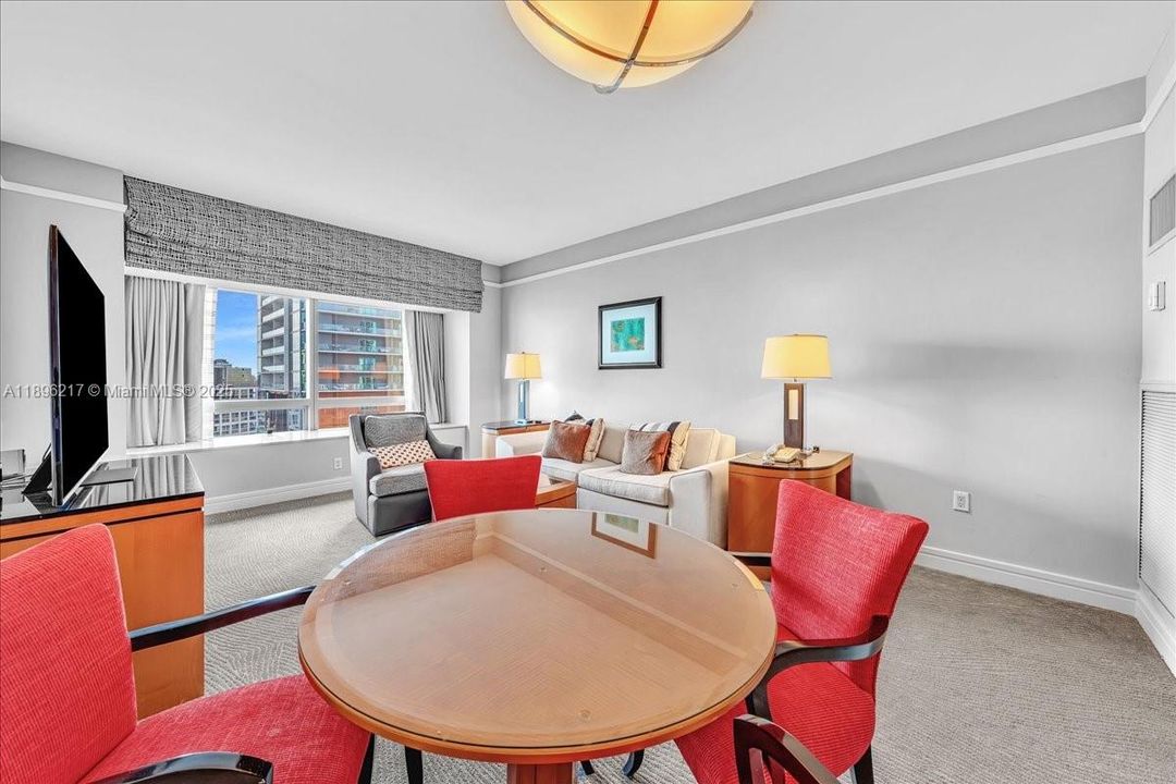 For Sale: $1,100,000 (1 beds, 1 baths, 983 Square Feet)