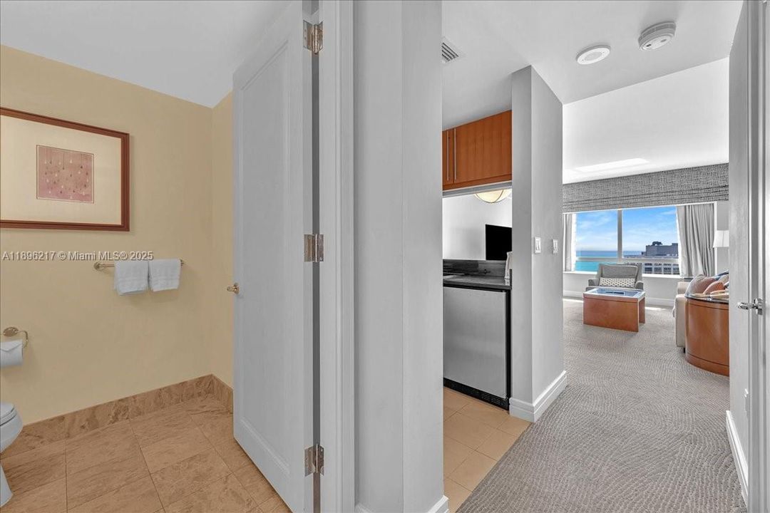 For Sale: $1,100,000 (1 beds, 1 baths, 983 Square Feet)