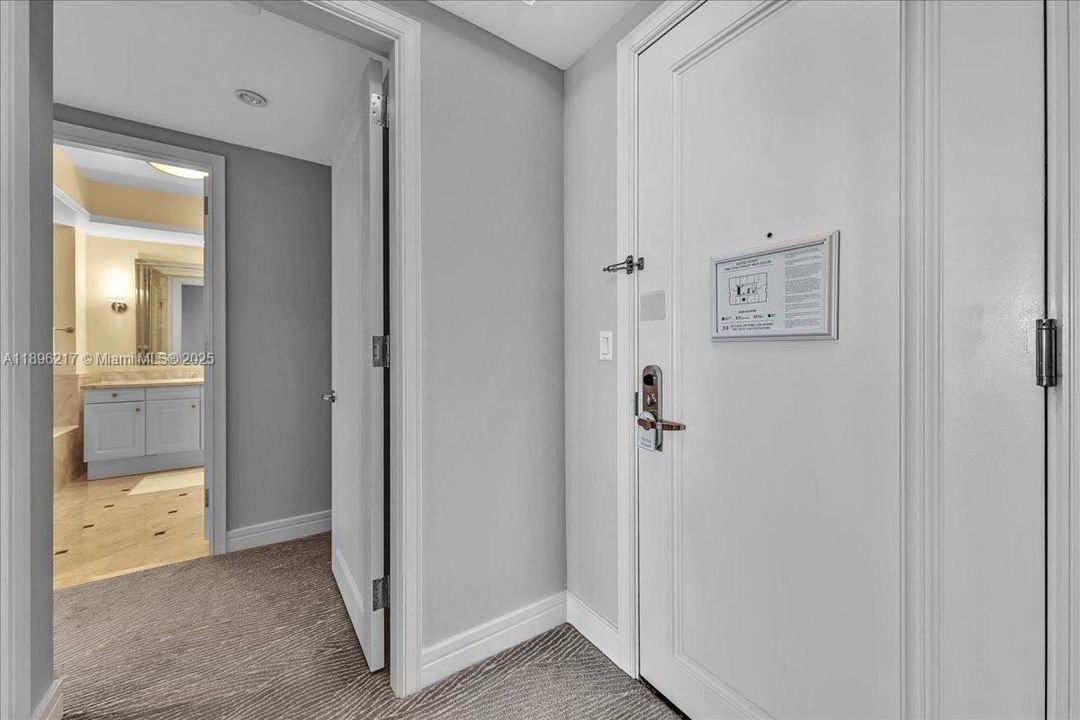 For Sale: $1,100,000 (1 beds, 1 baths, 983 Square Feet)