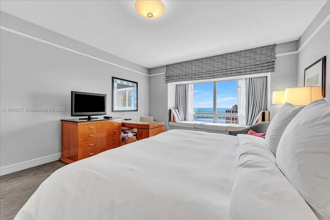 For Sale: $1,100,000 (1 beds, 1 baths, 983 Square Feet)