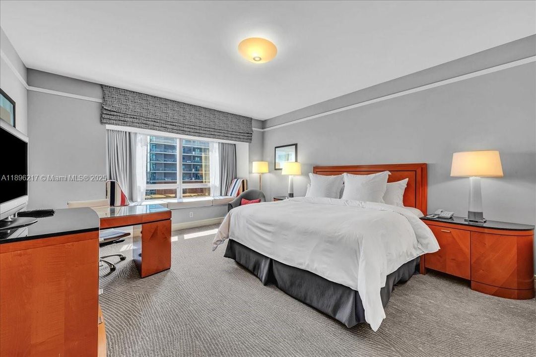 For Sale: $1,100,000 (1 beds, 1 baths, 983 Square Feet)