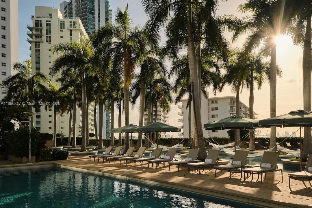 For Sale: $1,100,000 (1 beds, 1 baths, 983 Square Feet)