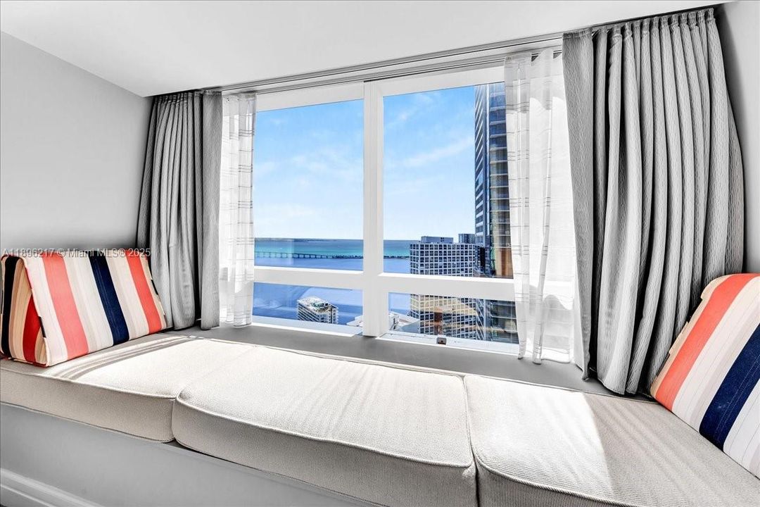 For Sale: $1,100,000 (1 beds, 1 baths, 983 Square Feet)