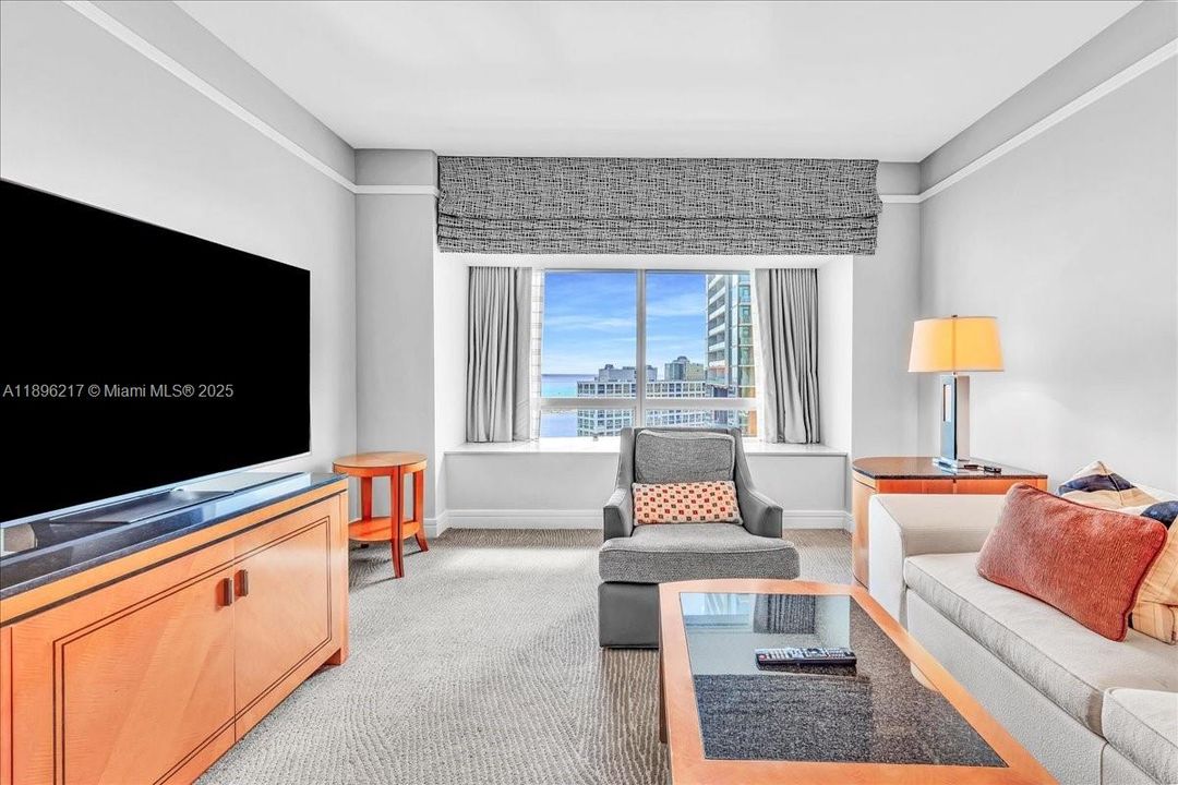 For Sale: $1,100,000 (1 beds, 1 baths, 983 Square Feet)