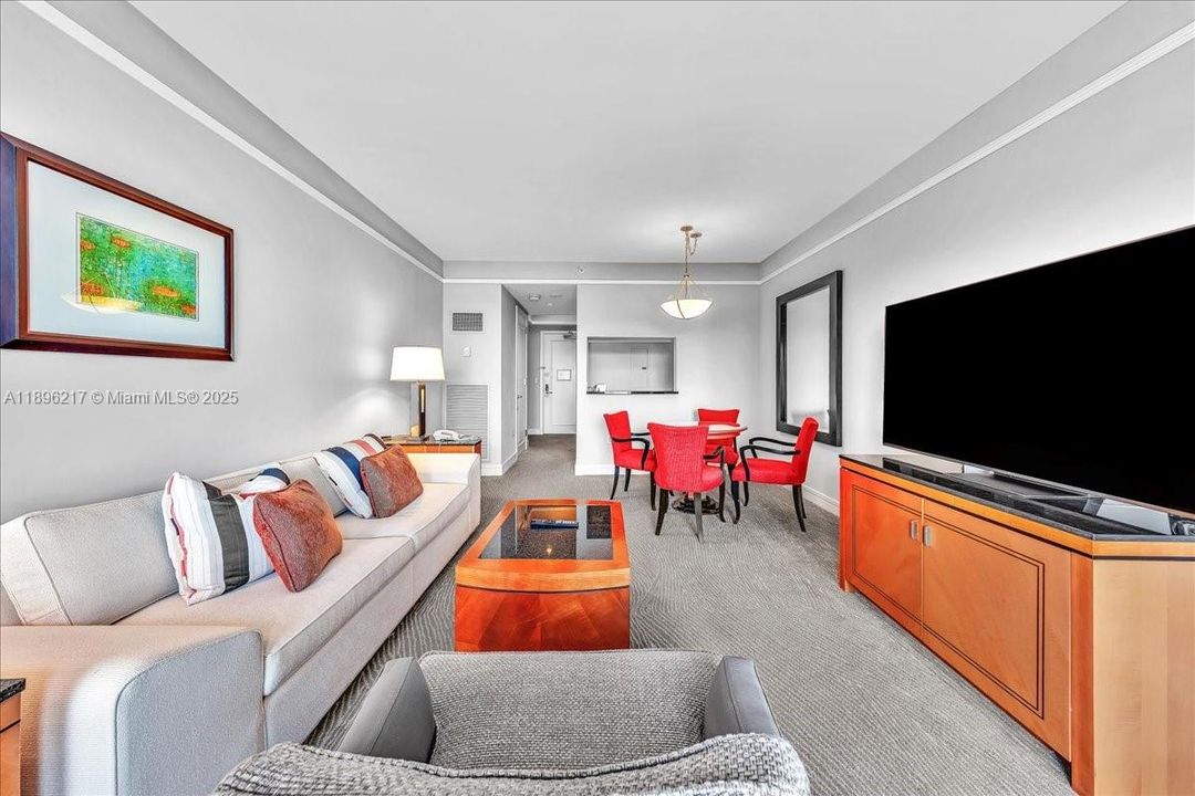 For Sale: $1,100,000 (1 beds, 1 baths, 983 Square Feet)