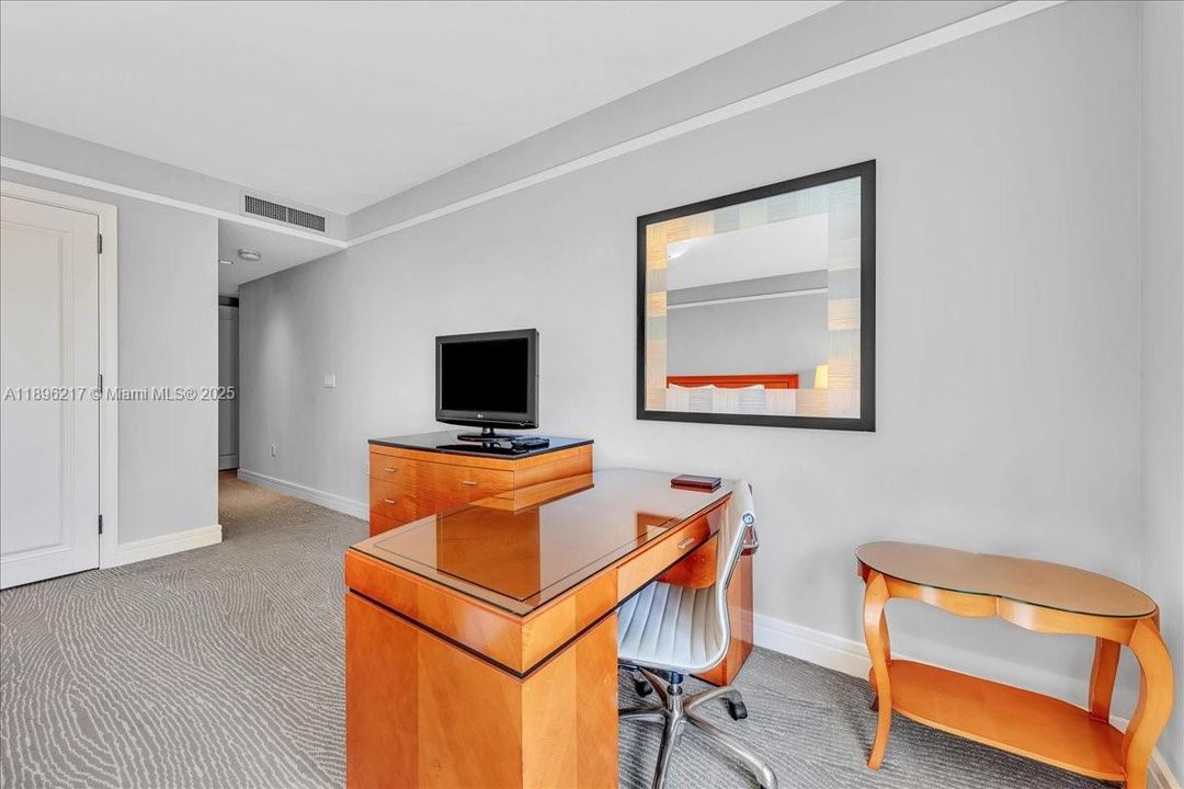 For Sale: $1,100,000 (1 beds, 1 baths, 983 Square Feet)