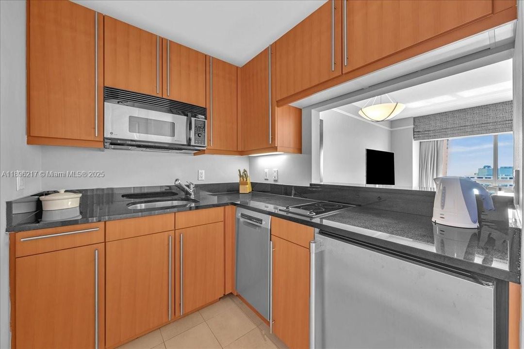 For Sale: $1,100,000 (1 beds, 1 baths, 983 Square Feet)