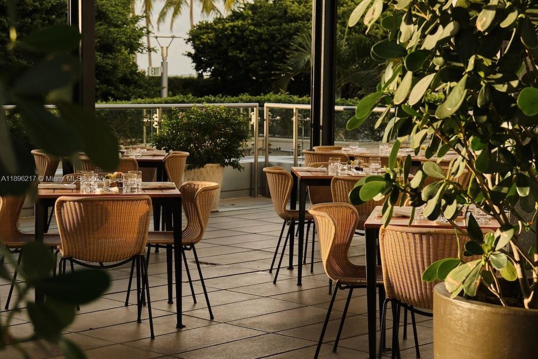 For Sale: $1,100,000 (1 beds, 1 baths, 983 Square Feet)