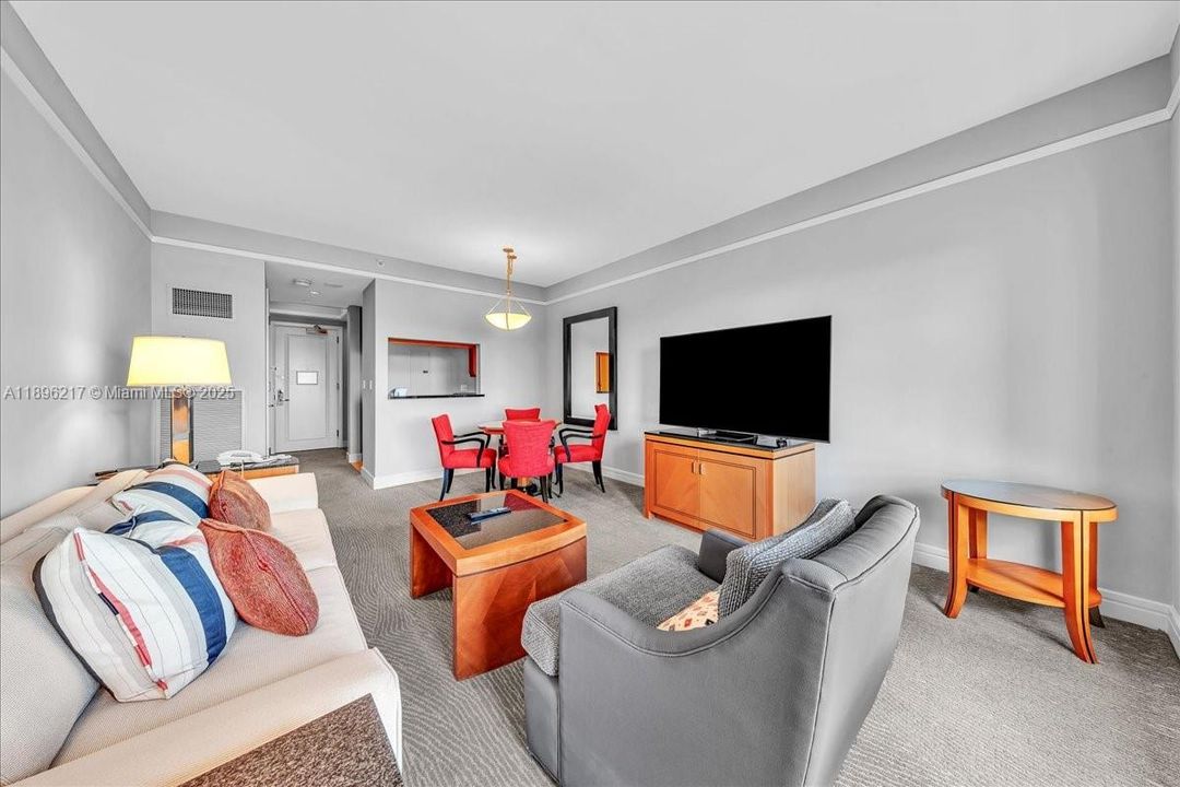 For Sale: $1,100,000 (1 beds, 1 baths, 983 Square Feet)