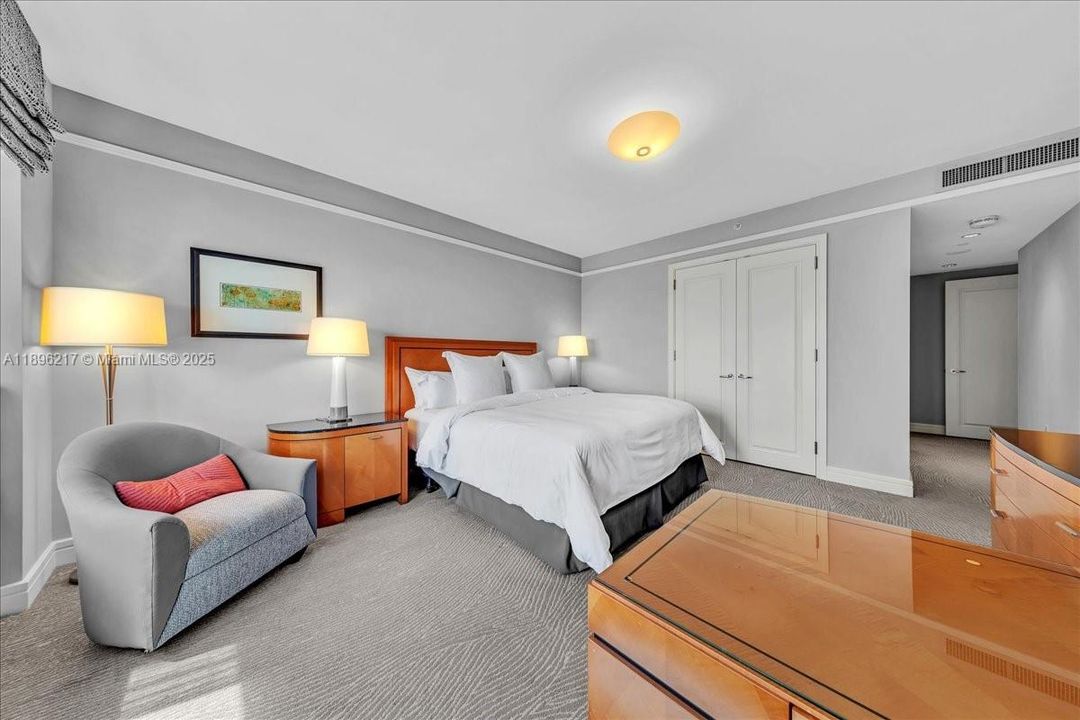 For Sale: $1,100,000 (1 beds, 1 baths, 983 Square Feet)