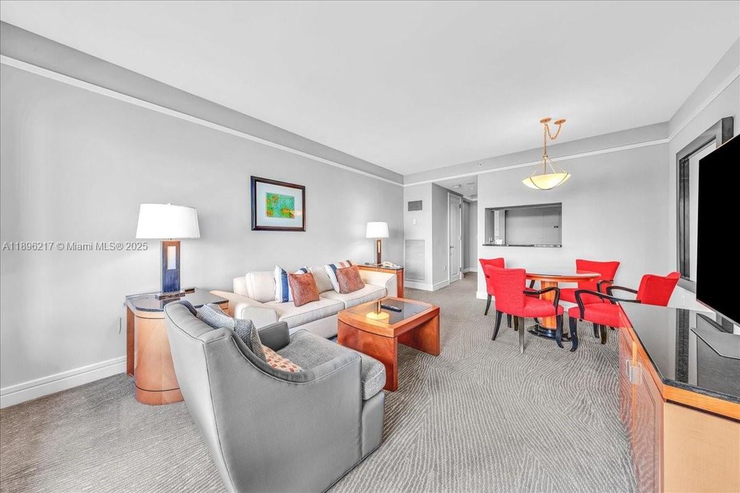 For Sale: $1,100,000 (1 beds, 1 baths, 983 Square Feet)