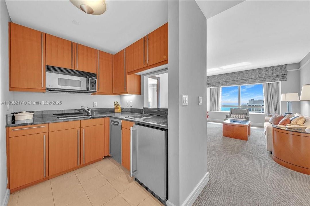 For Sale: $1,100,000 (1 beds, 1 baths, 983 Square Feet)