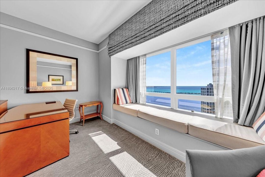 For Sale: $1,100,000 (1 beds, 1 baths, 983 Square Feet)