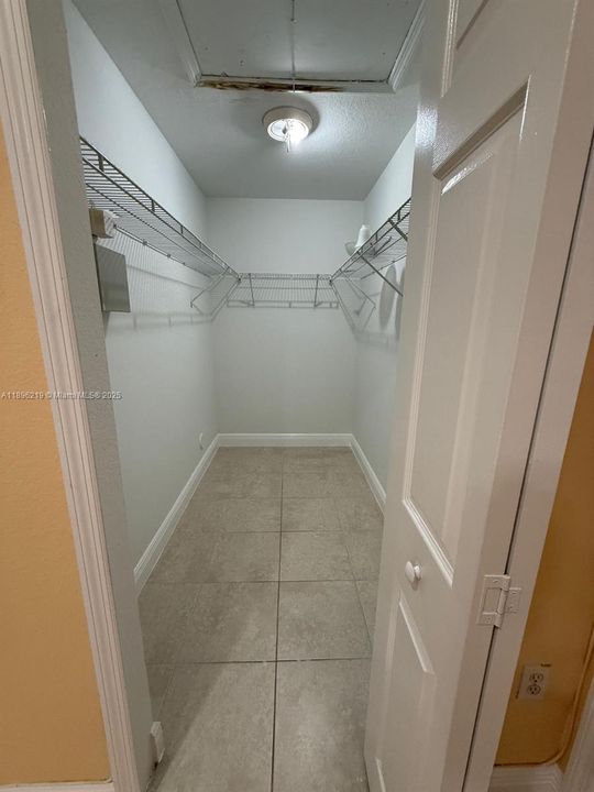 合同活跃: $2,700 (3 贝兹, 2 浴室, 1812 平方英尺)