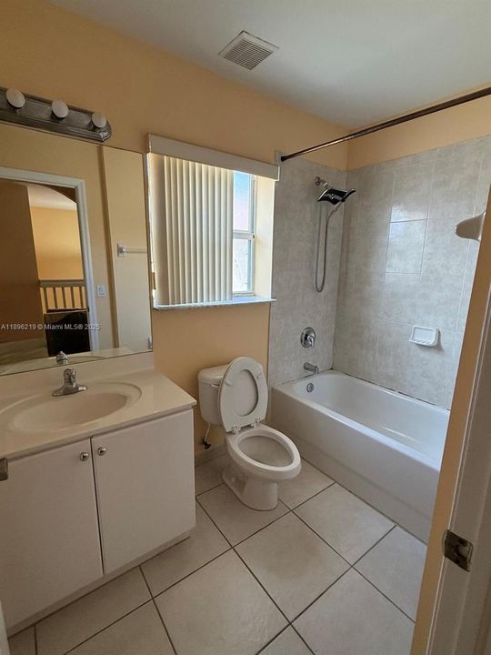 合同活跃: $2,700 (3 贝兹, 2 浴室, 1812 平方英尺)