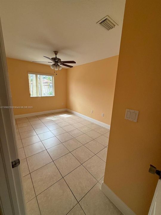 合同活跃: $2,700 (3 贝兹, 2 浴室, 1812 平方英尺)