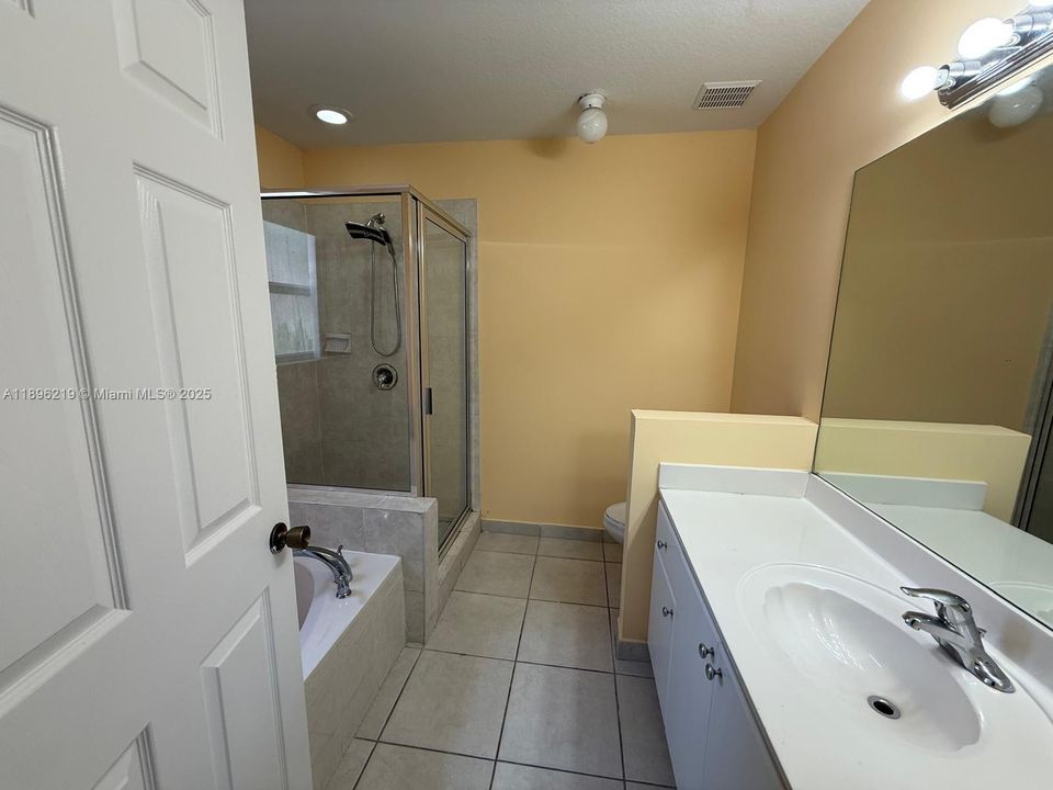 合同活跃: $2,700 (3 贝兹, 2 浴室, 1812 平方英尺)